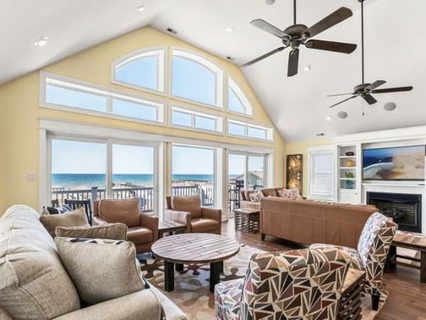 Luxurious Oceanfront Estate in Kill Devil Hills - Perfect for Large Groups
